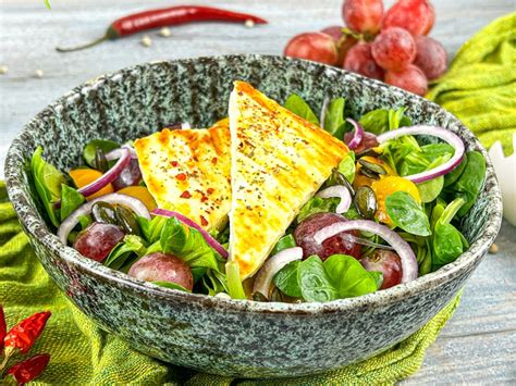 Quinoa salát se sýrem halloumi