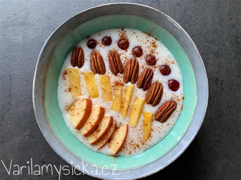 Rýžová kaše s ovocem a ořechy