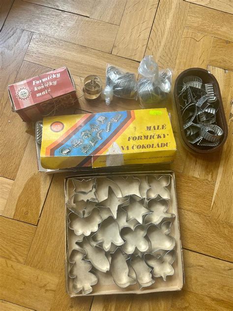 Různé druhy plechů na pečení