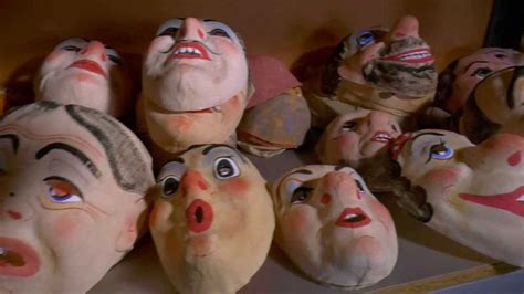 Různé masky z papírové kaše