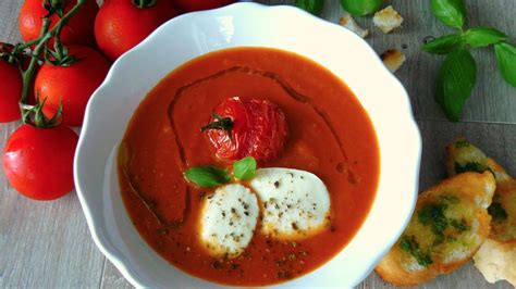 Rajčatová polévka s bazalkou