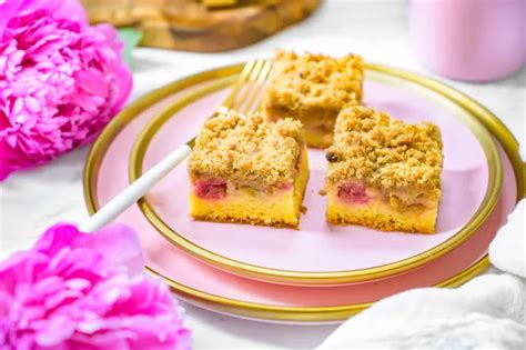 Rebarborový koláč s drobenkou