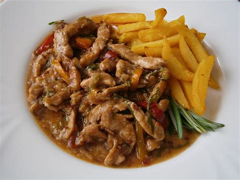 Restované vepřové nudličky s paprikovým salátem