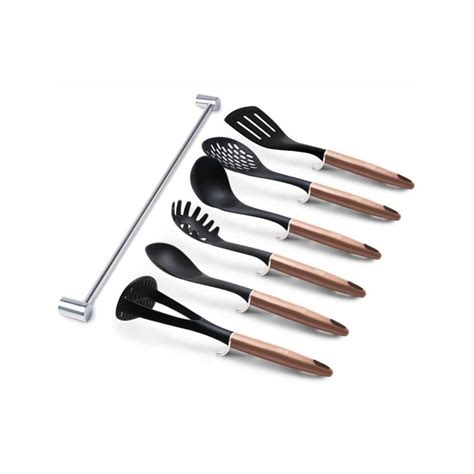 Sada kuchyňského náčiní s různými nástroji