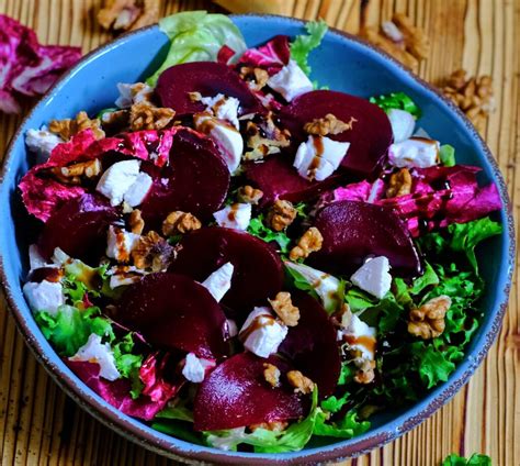 Salát s červenou řepou a ovčím sýrem
