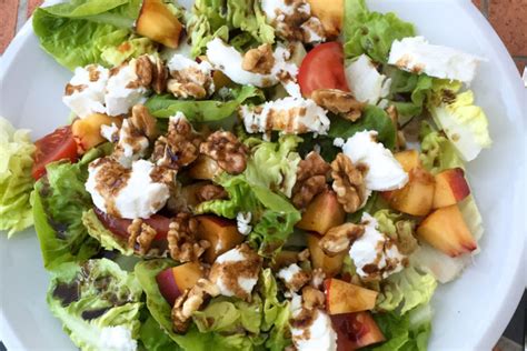 Salát s kozím sýrem