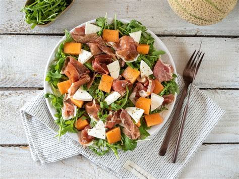 Salát s melounem, fetou a bazalkou