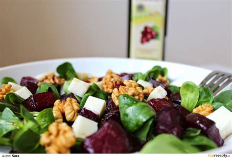 Salát z červené řepy s kozím sýrem a piniovými semínky