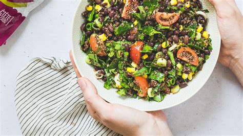 Salát z quinoy a černých fazolí