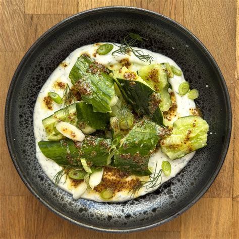 Salát z rozbitých okurek