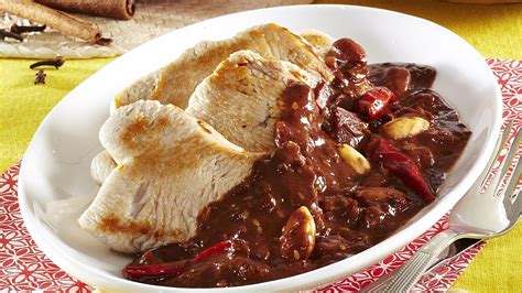 Servírování Kuřecího Chilli s Omáčkou Mole