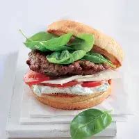 Servírování hamburgeru