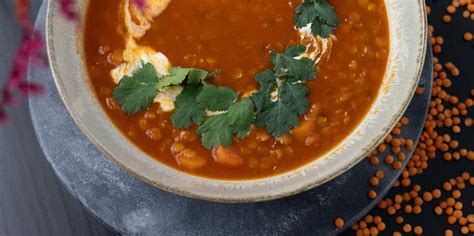 Servírování polévky z červené čočky