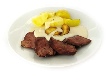 Servírování vepřového jazyka s křenovou omáčkou