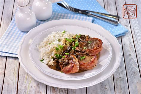 Servírování vepřových medailonků na houbách