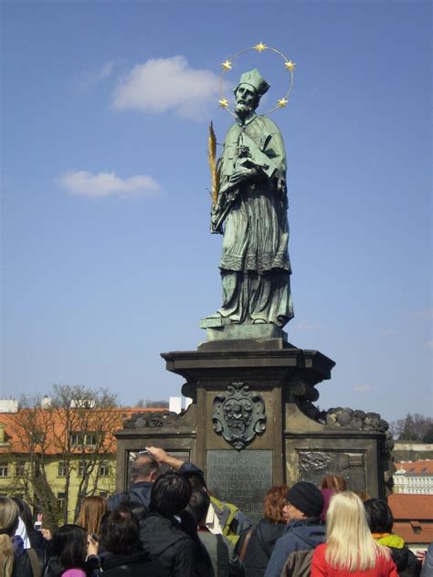 Socha sv. Jana Nepomuckého v Praze