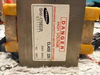 Součástky mikrovlnné trouby