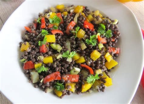 Středomořský salát z černé čočky