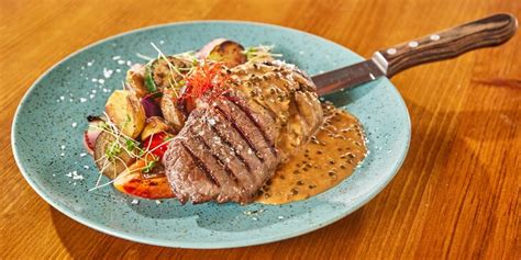 Steak s pepřovou omáčkou a hranolky