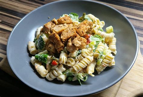 Těstovinový salát s kuřecím masem