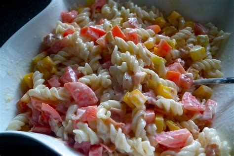 Těstovinový salát se zeleninou