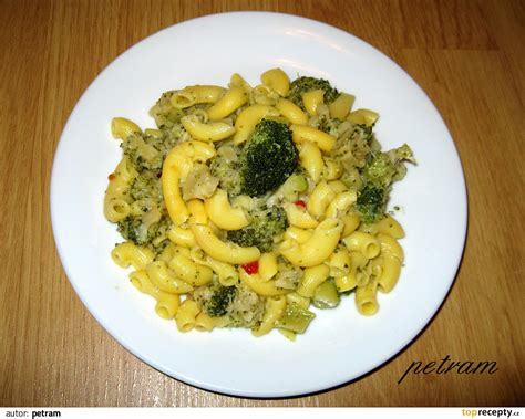 Těstoviny s brokolicí a mozzarellou