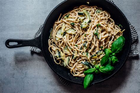 Těstoviny s cuketou a šalvějí