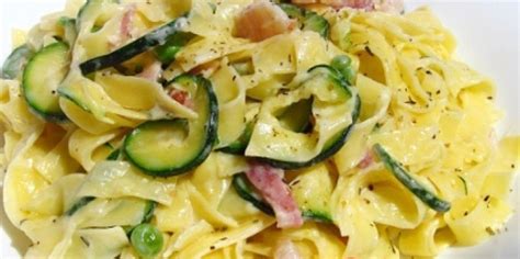 Těstoviny s cuketou a smetanou