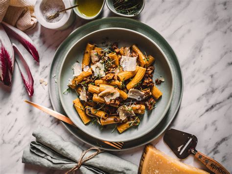 Těstoviny s karamelizovanou čekankou a salsicciou