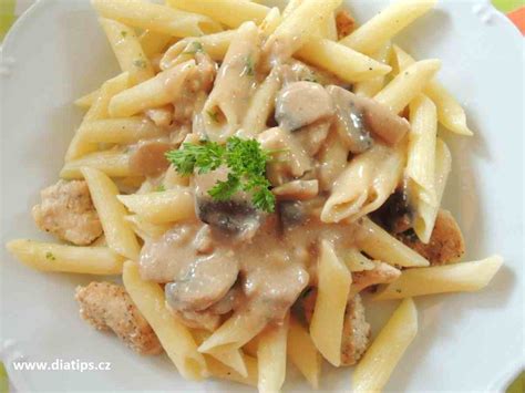 Těstoviny s kuřecím masem a žampiony
