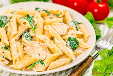 Těstoviny se špenátem a kuřecím masem