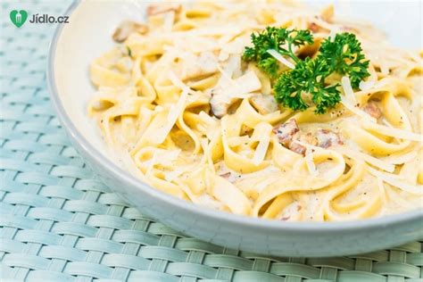 Těstoviny se smetanovou omáčkou a houbami