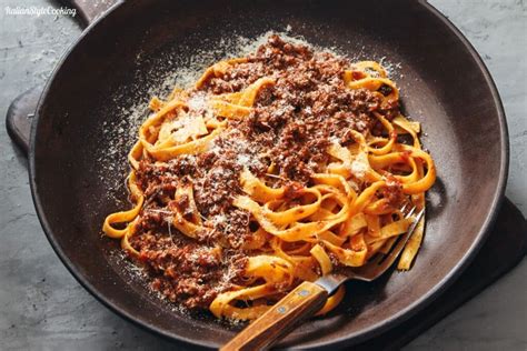 Tagliatelle al ragú emiliano