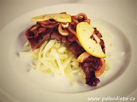 Telecí játra s jablky a cibulí