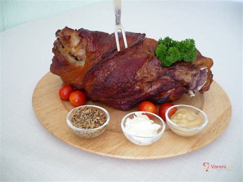 Uzené koleno s křenem a hořčicí