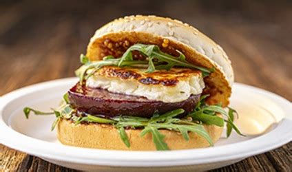 Vegetariánský burger s červenou řepou a nivou