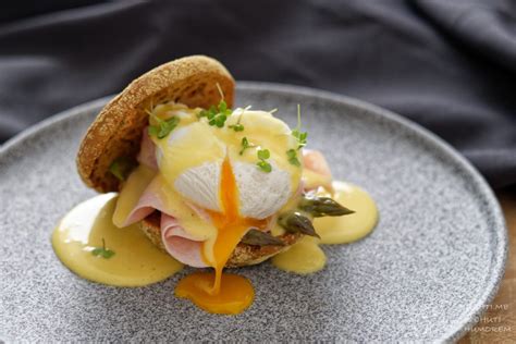 Vejce Benedikt s avokádem a ajvarem