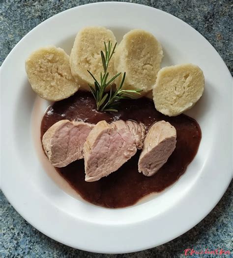 Vepřová panenka se slaninou a hříbkovou omáčkou