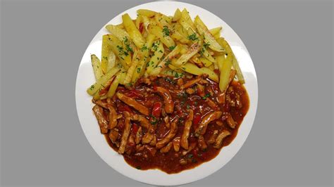 Vepřové nudličky na černém pivu s hranolkami