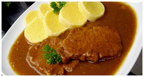 Vepřové plátky s omáčkou a knedlíkem