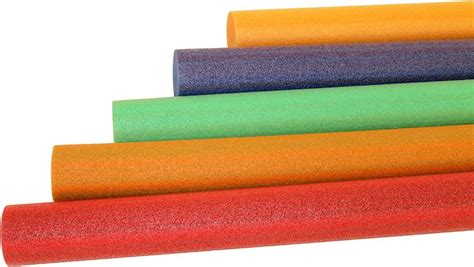 Vodní nudle různých barev