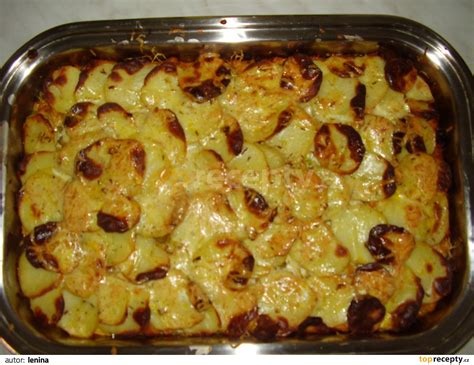 Zapečené brambory s cuketou, kuřecím masem a brokolicí