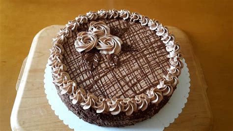 Zdobení kávového dortu