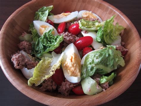 Zeleninový salát s tuňákem a vajíčkem